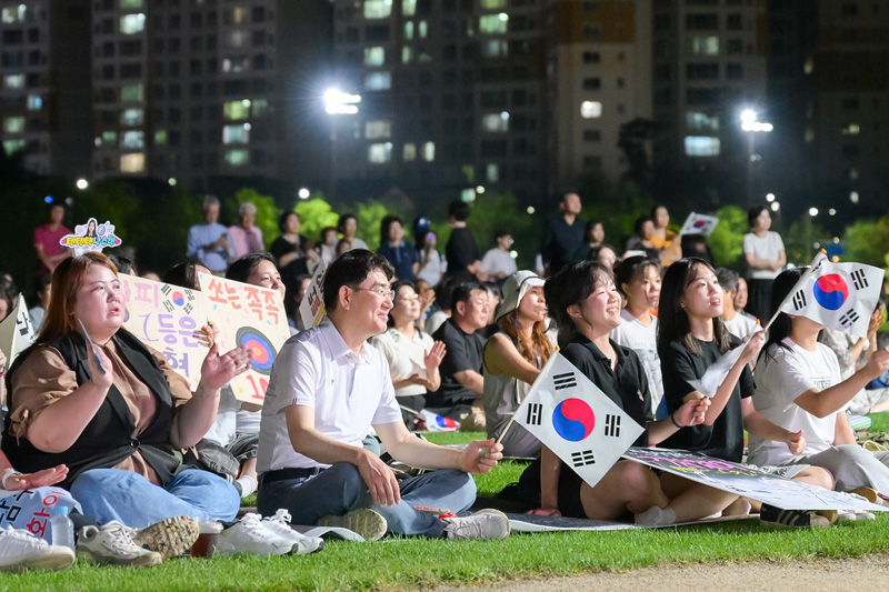 순천시 오천그린광장에서 노관규 순천시장과 양궁 국가대표 남수현 선수 부모님, 순천 시민들이 응원전을 펼치고 있다