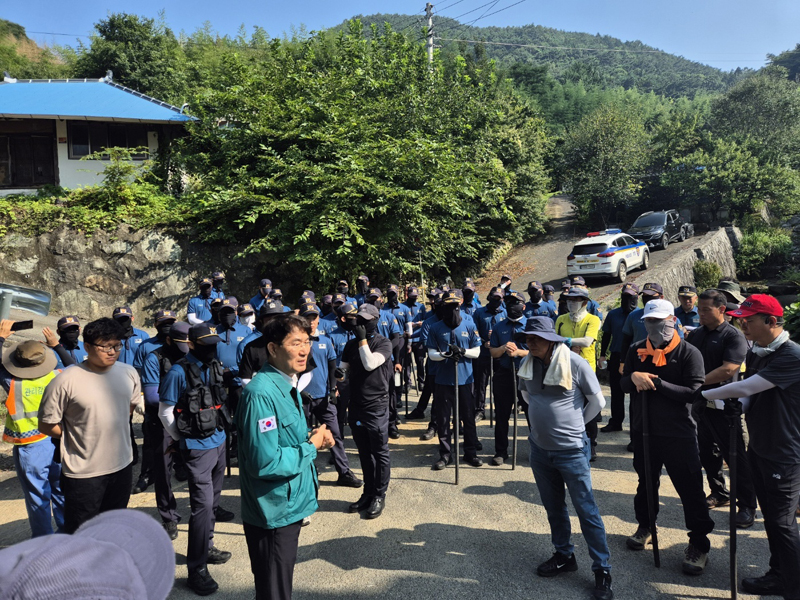 노관규 순천시장이 고산마을 노인실종자 수색에 나서기 전 당부말씀을 하고 있다