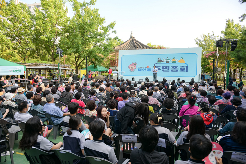 순천시 덕연동 제8회 주민총회에서 노관규 순천시장이 인사말씀을 하고 있다