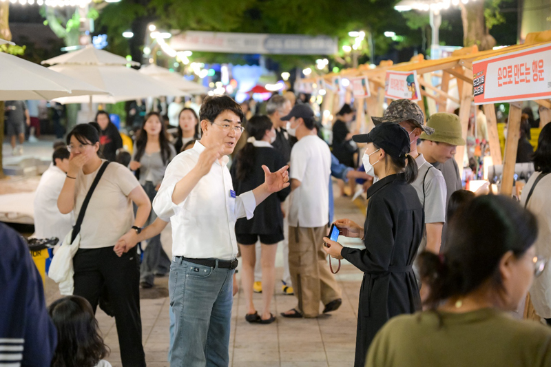 지난 27일 노관규 순천시장이 2024 순천 푸드앤아트페스티벌 축제장에서 시민들과 함께 하고 있다