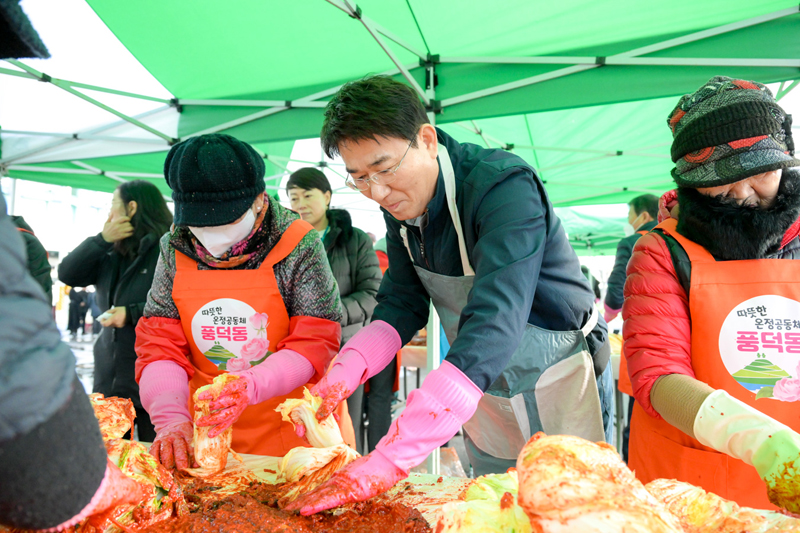 노관규 순천시장이 김장담그기 나눔행사에 참여해 김치 양념을 버무리고 있다.