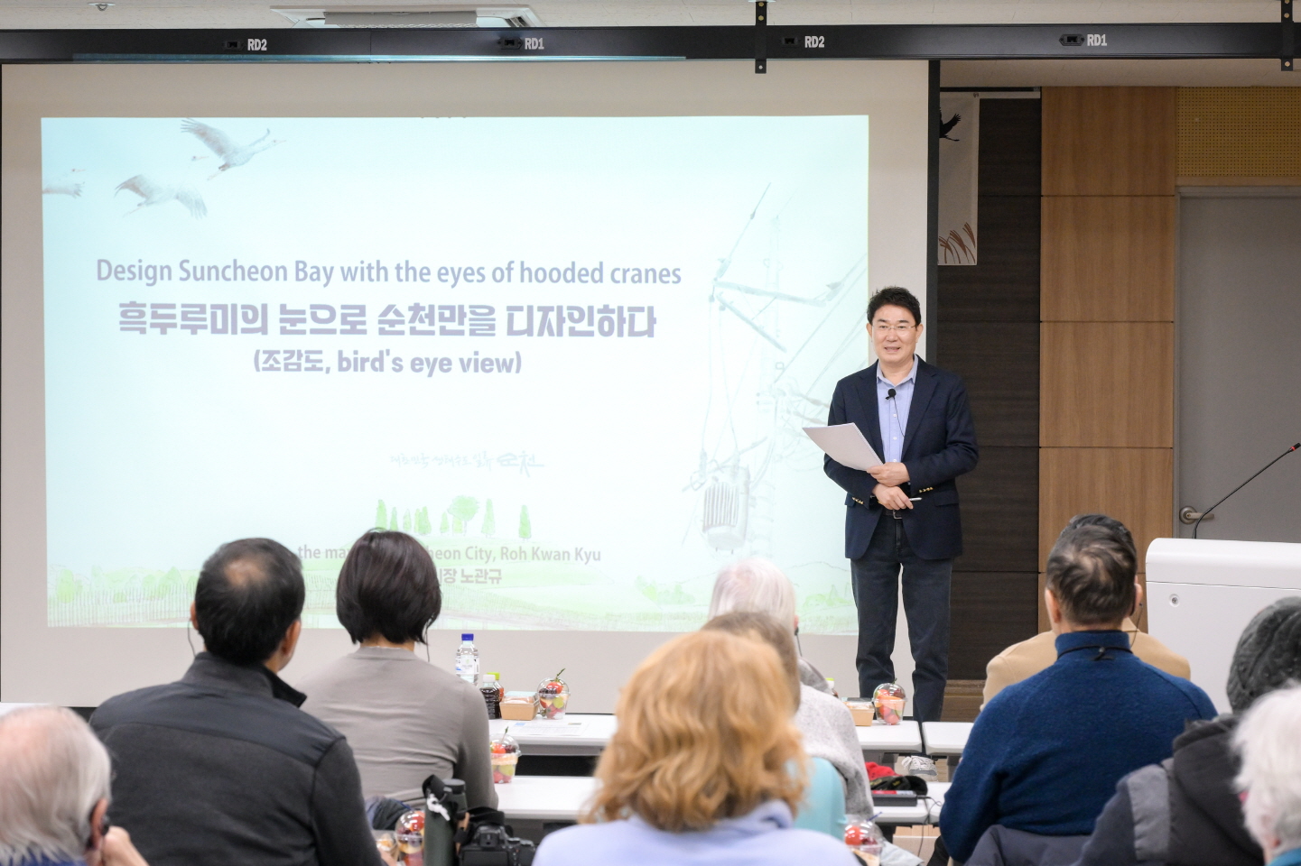 노관규 순천시장이 국제두루미재단 임원들에게 순천만습지 보전 정책을 설명하고 있다.jpg 이미지입니다.