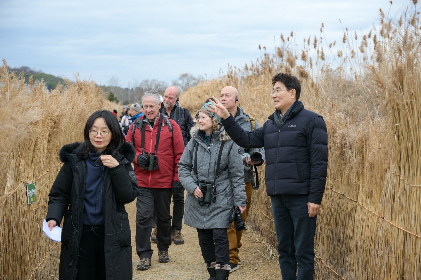 노관규 순천시장이 순천만습지를 방문한 국제두루미재단 임원들에게 흑두루미 서식지를 안내하고 있다.jpg 이미지입니다.