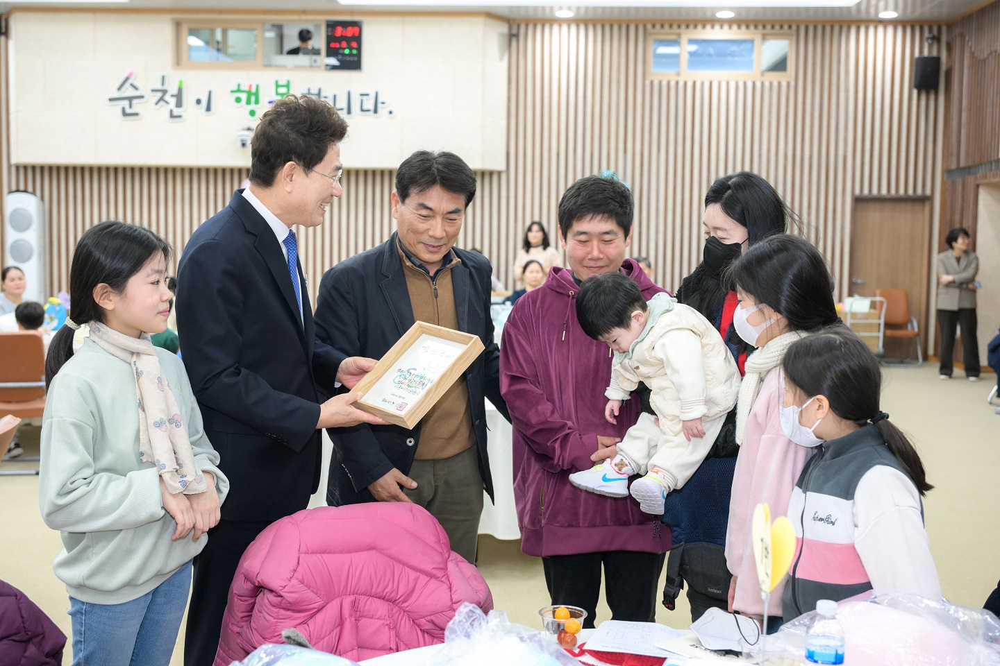 1 노관규 순천시장이 다둥이 가정에 결연증서를 전달하고 있다.jpg 이미지입니다.